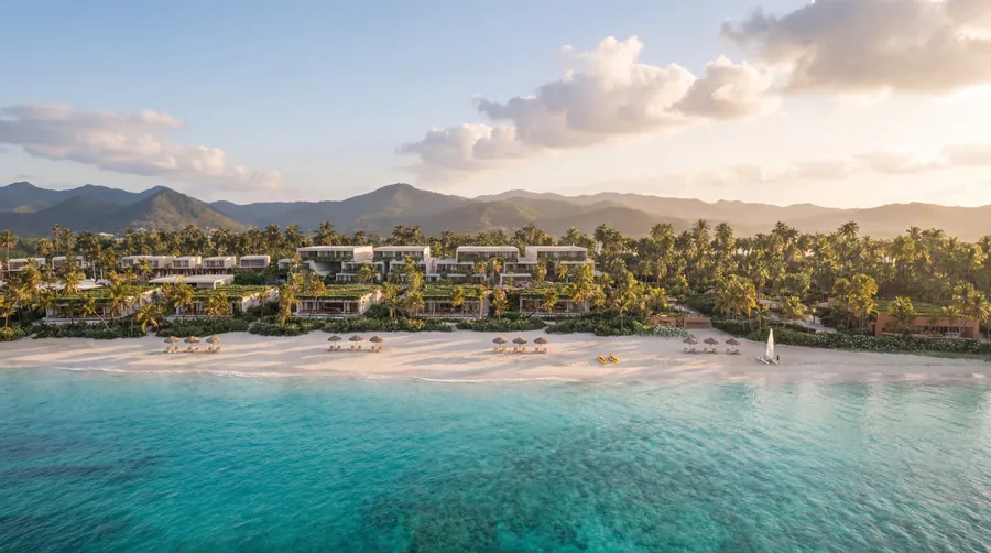 Four Seasons Resort Dominican Republic at Tropicalia: weißer Strand, türkisfarbenes Wasser und flache Pavillons zwischen Palmen an der Bucht von Samaná
