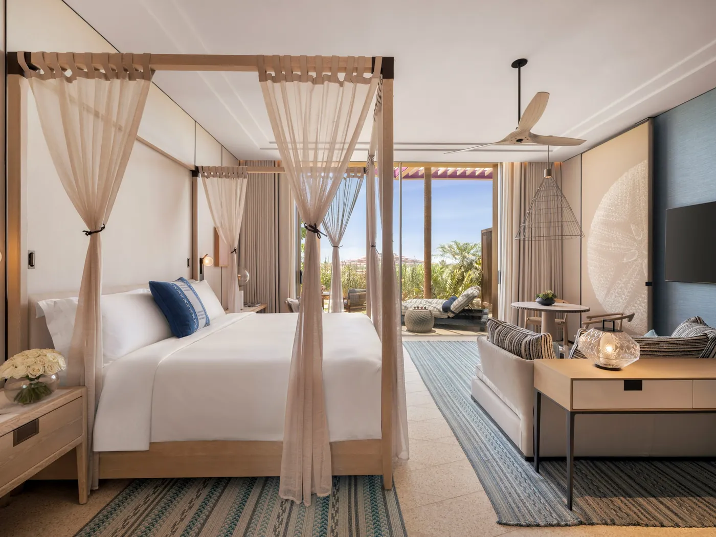 Signature Room im Raffles The Red Sea mit Himmelbett, gewebten Teppichen und einer Terrasse hinter der Glasfront