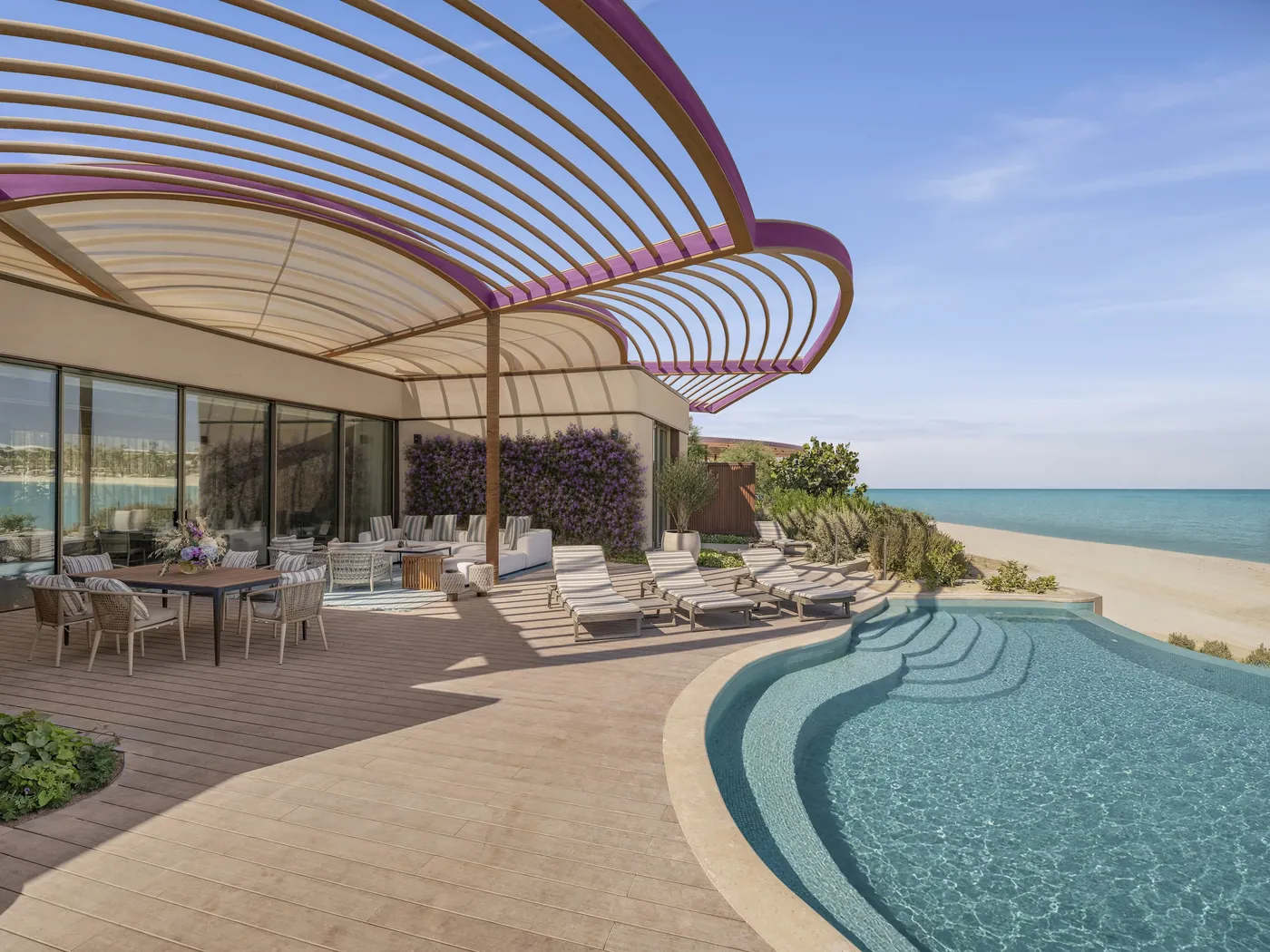 Privater Pool und Terrasse einer Villa mit Meerblick im Raffles The Red Sea unter einer geschwungenen Pergola, dahinter der Strand