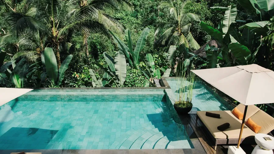 Villenpool, umrahmt von dichtem Dschungel auf Bali