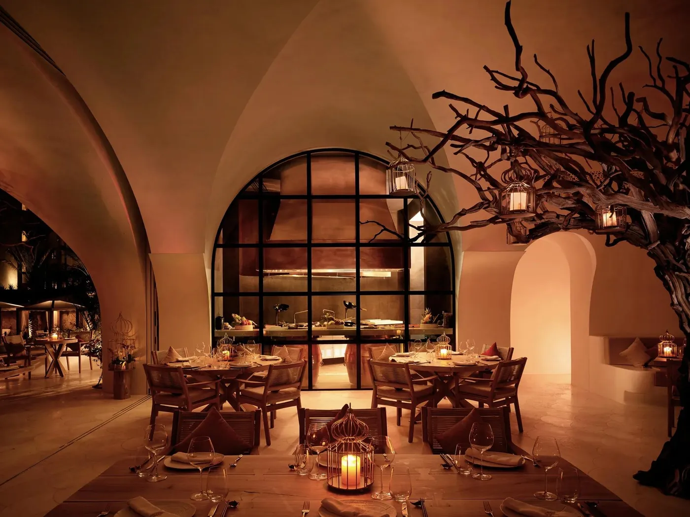 Restaurant Árbol im Rosewood Las Ventanas al Paraíso: Speisesaal mit Gewölbe, einem skulpturalen Baum und Laternen