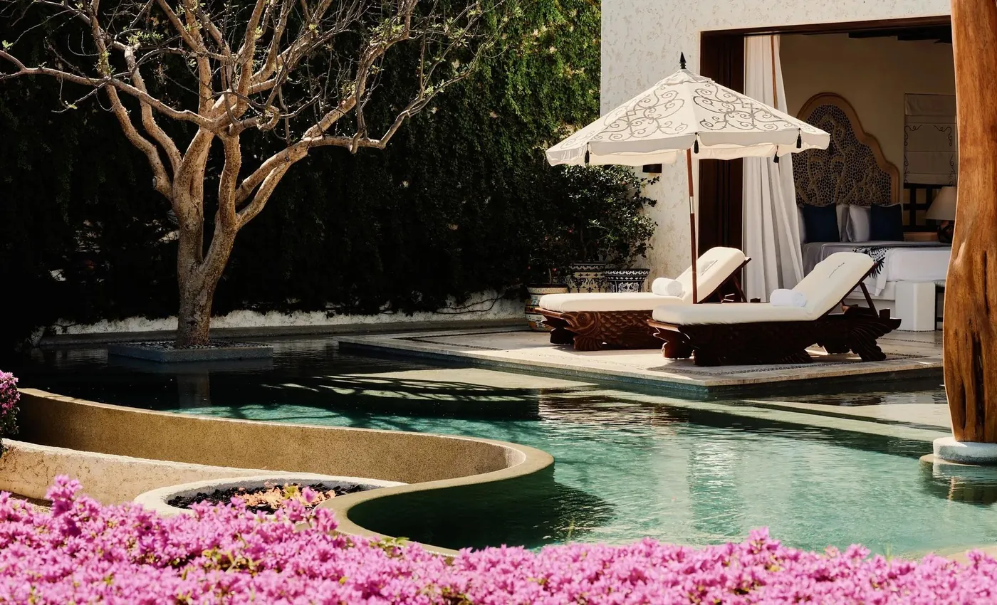 Privater Pool einer Signature Villa im Rosewood Las Ventanas al Paraíso, gerahmt von Bougainvillea